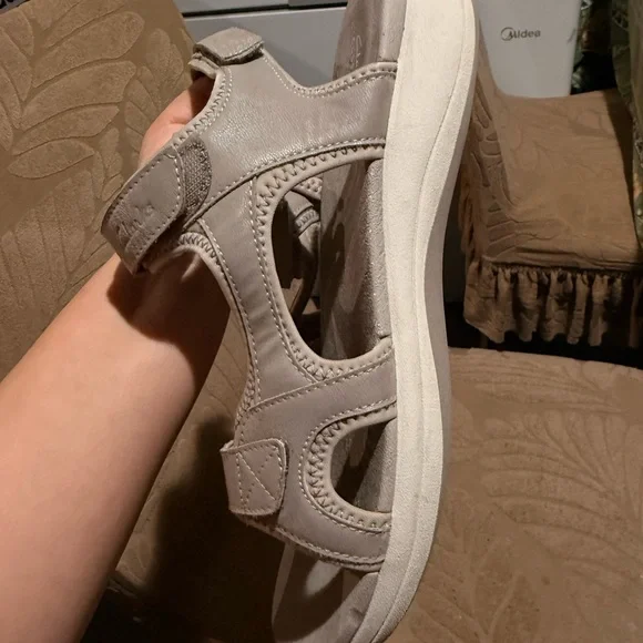 Clarks Women's Sandals - Cream - Picture 16 of 16